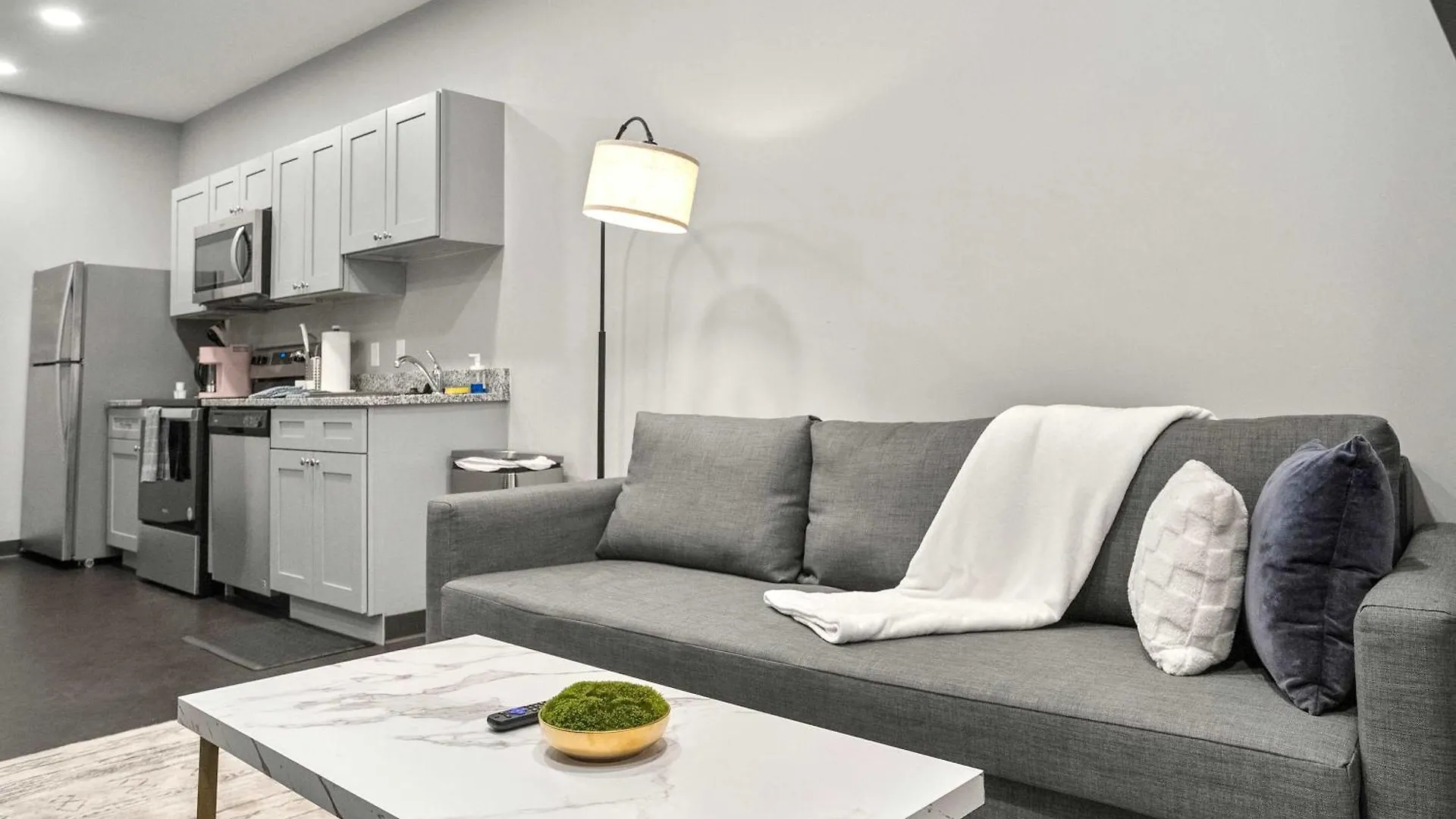 CozySuites Modern 1BR in Downtown Pitts #3 Pittsburgh Apartment